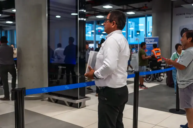 Conductor de Suisper esperando en la zona de llegadas del aeropuerto