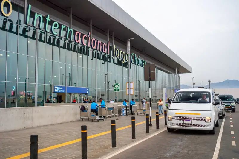 Fachada del Aeropuerto Internacional Jorge Chávez con una van Suisper