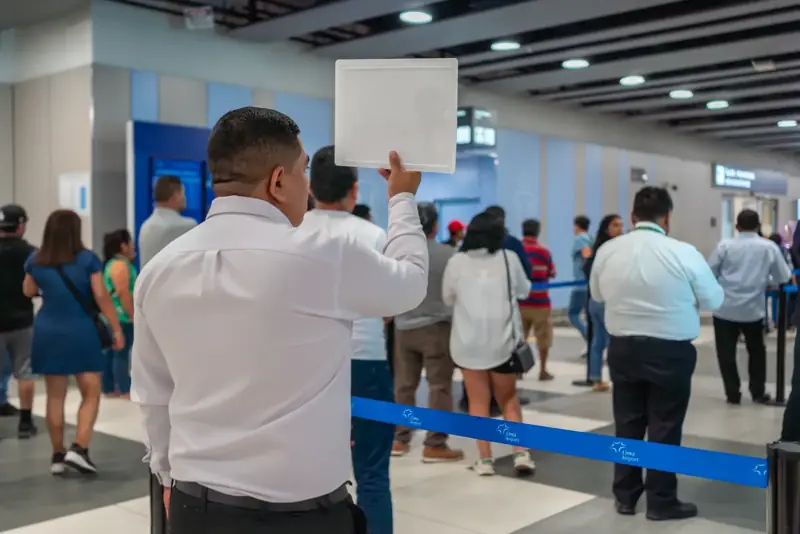 Conductor con cartel en llegadas del aeropuerto Jorge Chávez