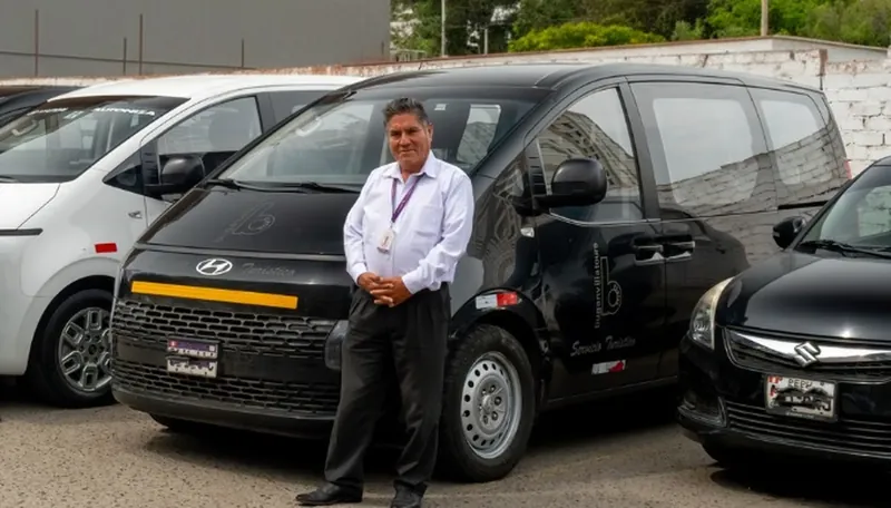 Conductor de Suisper junto a la flota de vans