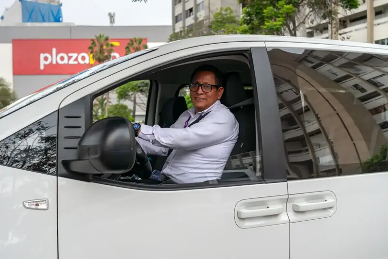 Conductor de Suisper al volante de una van blanca