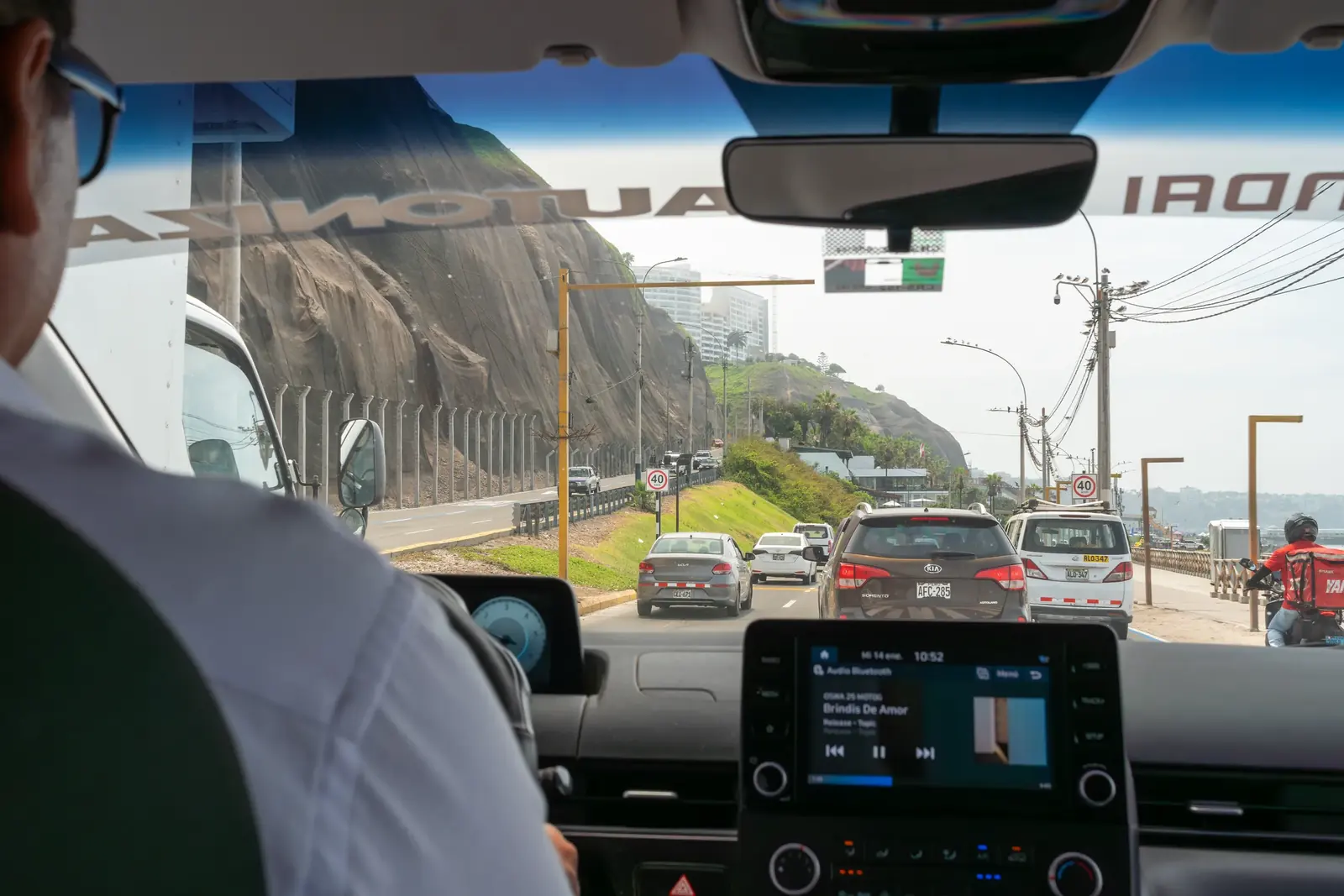 Ruta costera de Lima vista desde el interior de una van Suisper