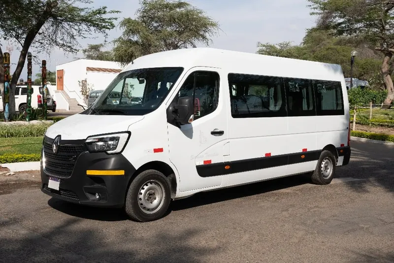 Van blanca de pasajeros Suisper junto a áreas verdes