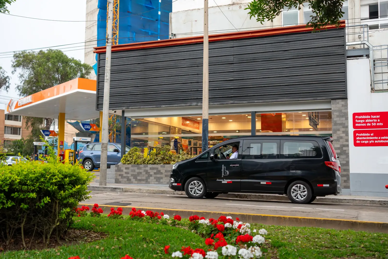 Van negra de Suisper estacionada en una avenida de Lima